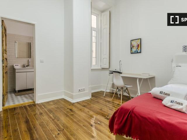 Quarto para alugar em residência de 10 quartos na Av. Novas, Lisboa