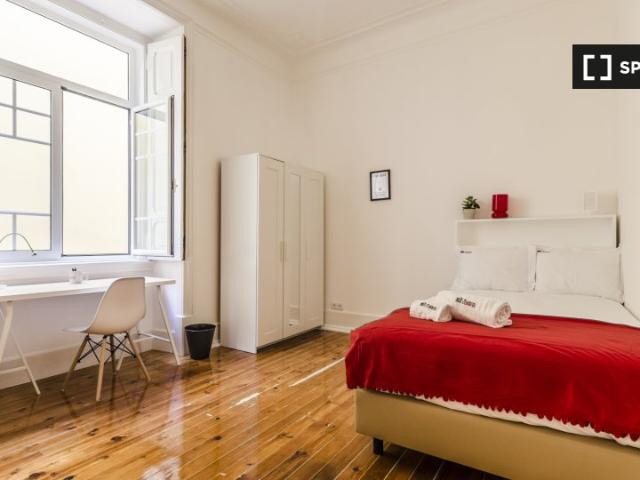 Quarto para alugar em residência de 10 quartos na Av. Novas, Lisboa