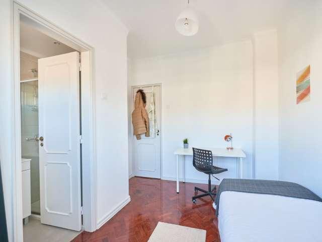 Quartos para alugar em apartamento de 7 quartos em Lisboa
