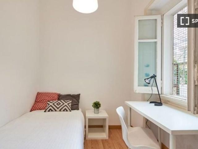 Quarto disponível para alugar em apartamento com 11 quartos em Lisboa