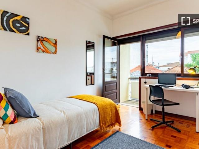 Quartos para alugar em apartamento T4 na Bela Vista, Porto