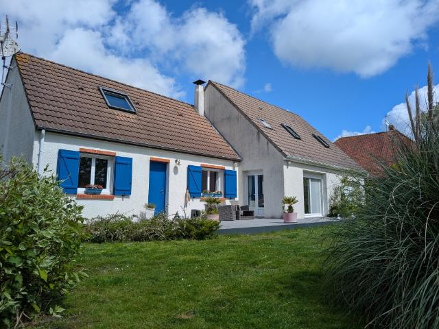 QUARTIEL PRIVE RESIDENTIEL. PROCHE DES PLAGES DANS UN CADRE VERDOYANT. MAISON 160M2