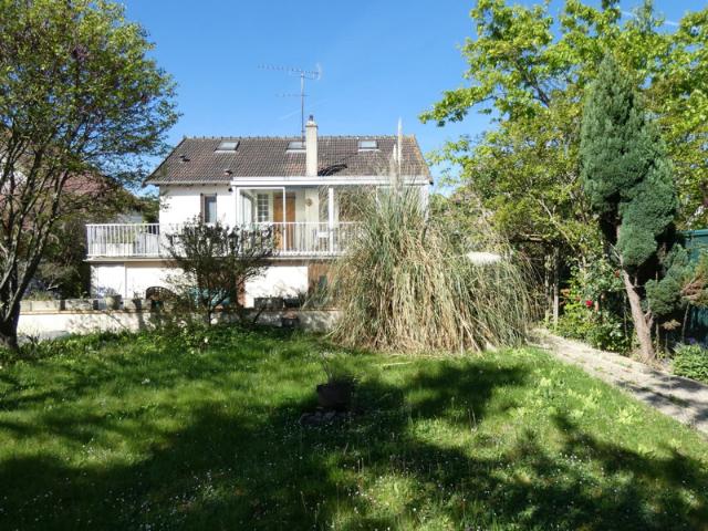 Quartier tribunal, maison 5 pièces, terrain 811 m2.