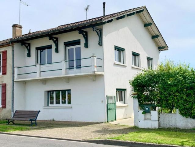 Quartier agréable, proche des commodités, grandes dépendances