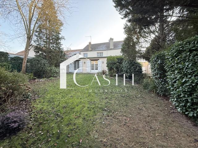 Quartier ancien d'Orgeval, maison de 181m2, 533m2