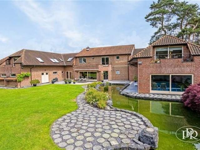 Quartier calme, piscine, sauna, double garage
