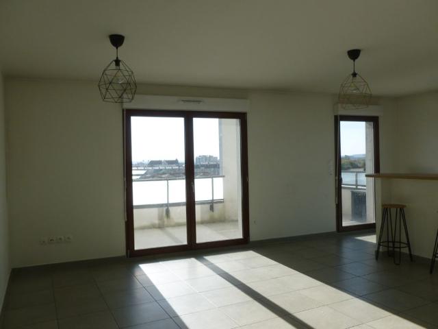 Quartier Cernay, dernier étage cet appartement de type 4 avec terrasse et garage, disponible le 04 octobre 202