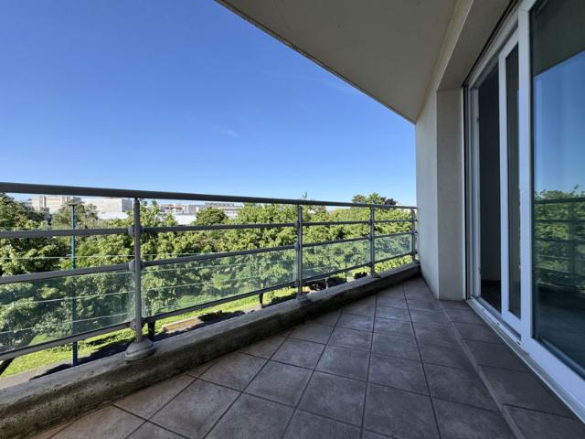 Quartier coubertin très bon état garage fermé et balcon