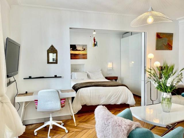 Quartier des Abbesses, appartement de charme prêt à emménager !