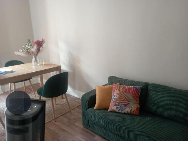 Quartier des Eaux Vives: Spacious 4 Room Apartment | 70 m2 Close to Amenities and Transportation