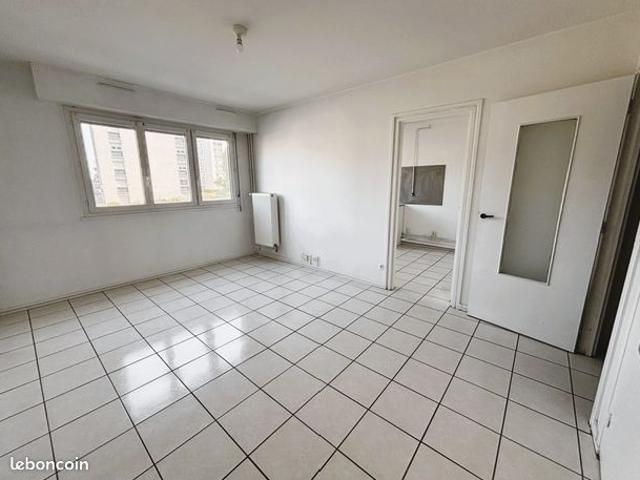 Quartier des Fontaines. A côté collège. Appartement T2 de 43m² env