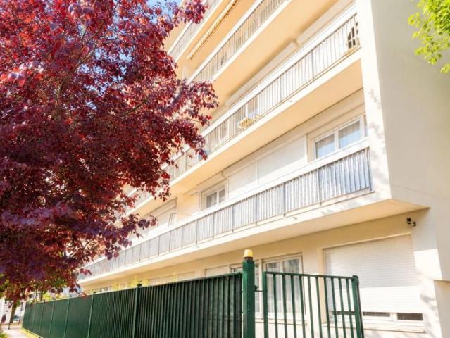 Les Mûriers – 2 pièces rénové avec balcon, box et cave