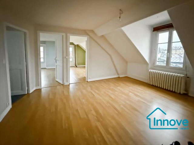Quartier des Près au dernier étage 3 pièces 56m2 carrez 67m2