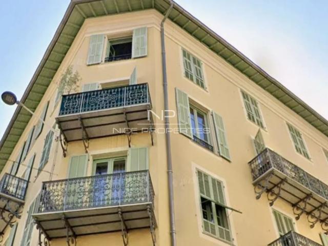 Nice, Quartier Garibaldi, immeuble R+4 plus 3 commerces