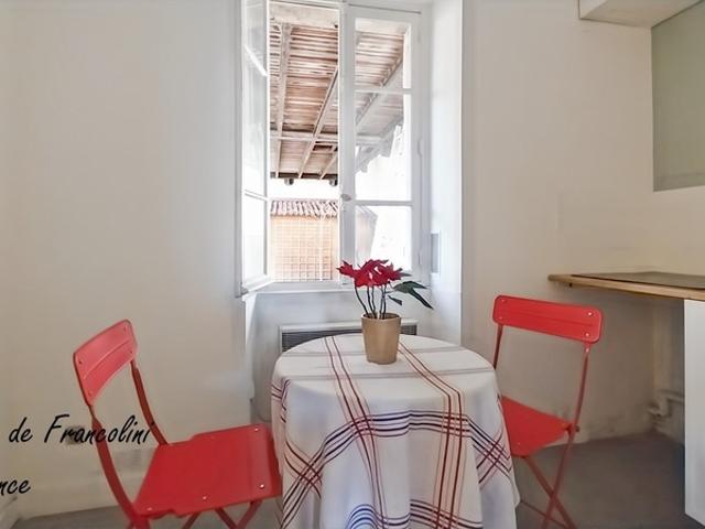 Quartier Mairie A 3 mn à pied métro Mairie de Montreuil L9 A vendre Appartement T1 Traversant Bien agencé Calme