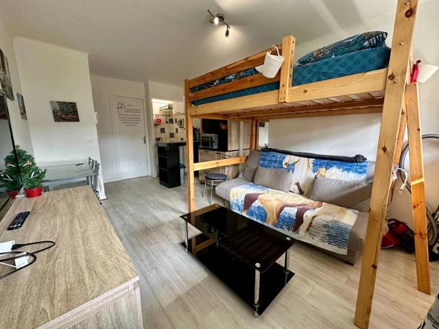 QUARTIER PISCINE, AGRÉABLE PIED A TERRE DE 21,03 M² AU 1ER ÉTAGE