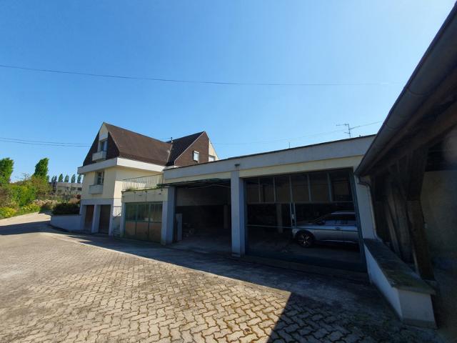 Quartier résidentiel au calme, maison d'architecte à rénover, 173 m², annexes 424 m² dont atelier et stockage, terrain 15 ares, Beaucoup de potentiel !