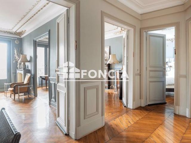 Quartier Saint Vincent de Paul Appartement familial de réception de 106,42 m² – Balcon filant