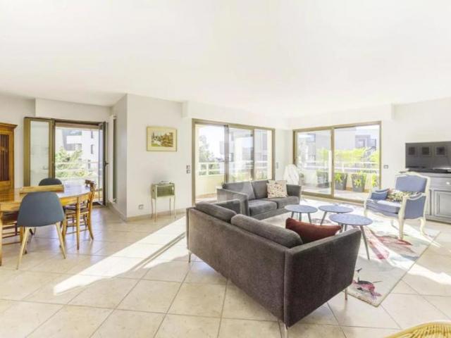 Quartier Saint Jean, bel appartement d'angle de 4 pièces à vendre en dernier étage