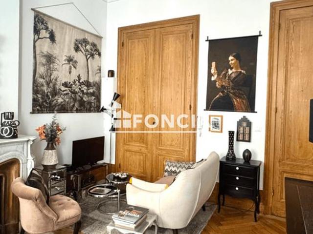 Quartier saint seurin place des martyres de la resistance immeuble ancien bel appartement