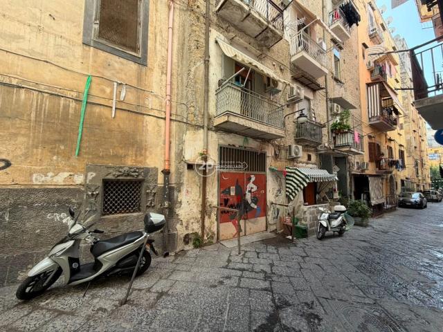 Quartieri Spagnoli – Appartamento arredato su due livelli