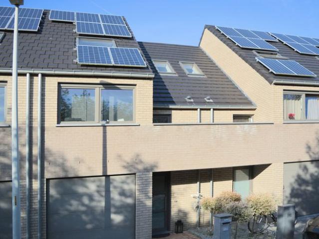 Quasi Nieuwbouw 159 m2 met 3 slpk's + garage