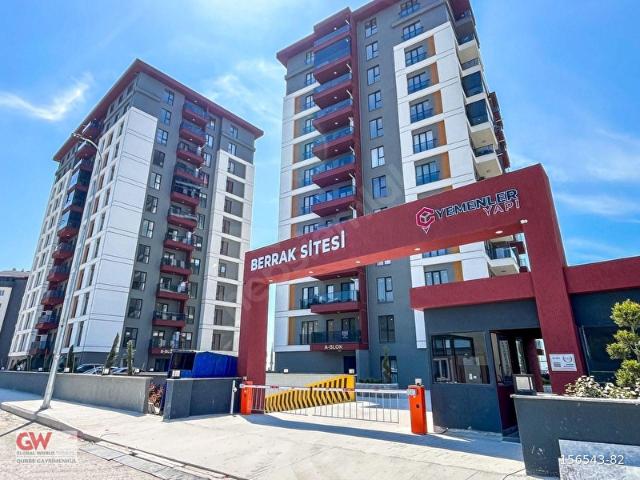 QUBBE'DEN TUZLA'DA SİTE İÇERİSİNDE DENİZ MANZARALI SATILIK DAİRE