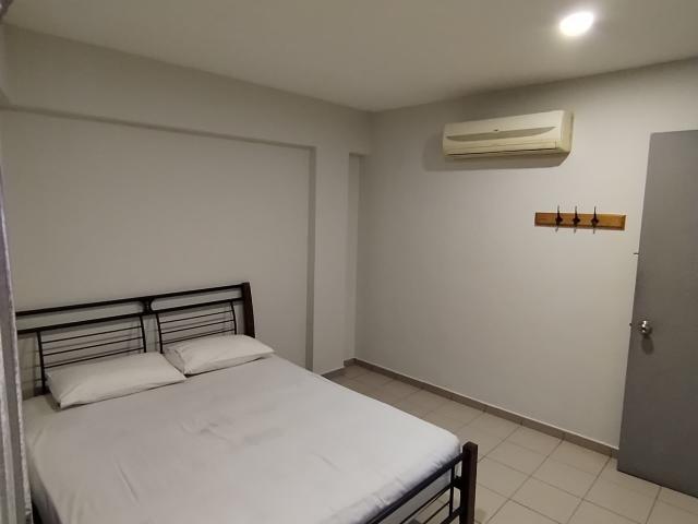 Queen bed in UPM, 0 deposit IMMIDIATE move in