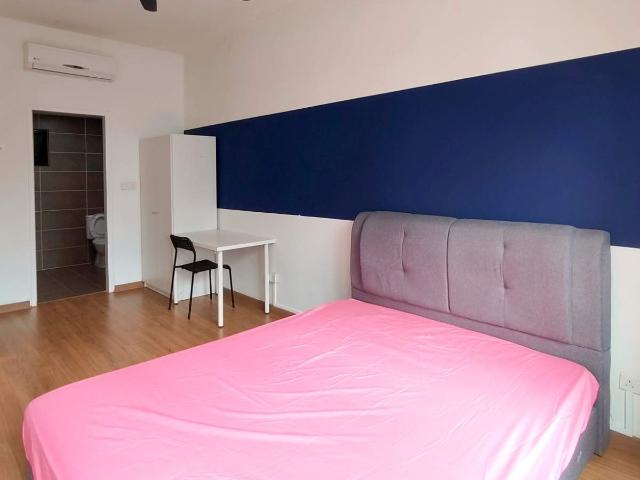 Queen Bed Master Room Private Bathroom with Window & A/C
