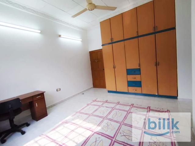 Queen Bed Master Room Private Bathroom with Window & AC & Fan