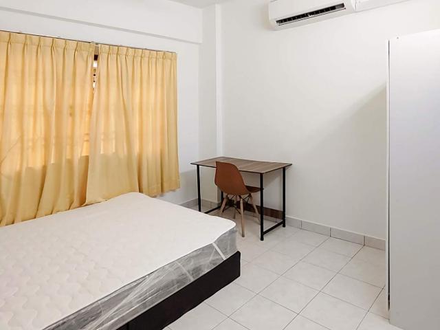 Queen Bed Medium Room with Window & AC