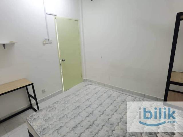 Queen Bed Medium Room with Window & A/C