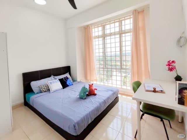 Queen Bed Medium Room with Window ，& A/C @ Subang Bestari, NEar to PJ, Shah Alam, Sg Buloh, Near Help campus, Subang Airp