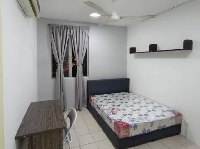 Queen bed Middle room@Casa Subang Condominium