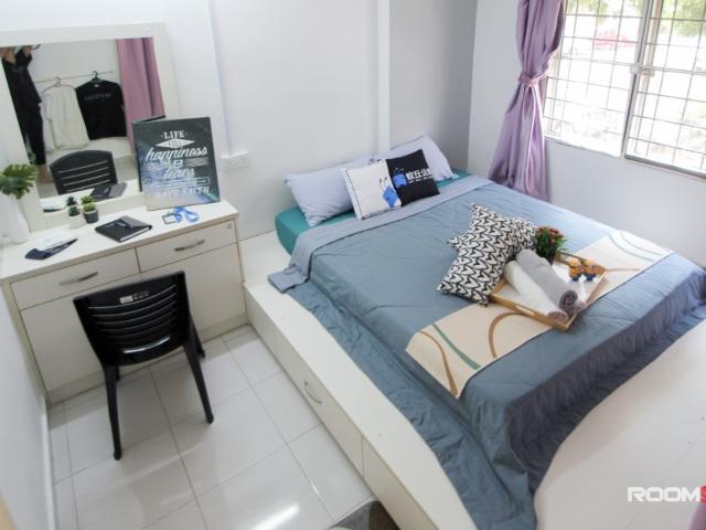 Queen Bed Room with Private Bathroom @ Danau Idaman