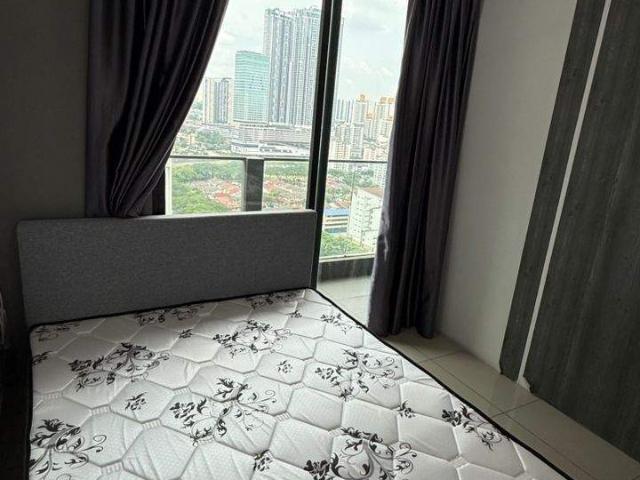 Queen Bed with Balcony @ Old Klang Road, 1min walk to Bus Stop