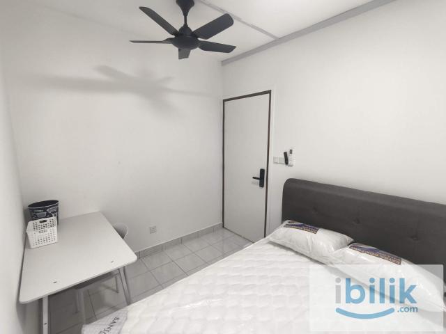 Queen Bedroom Full Furnish at Puncak Seri Kelana️ Walk to LRT | Free WiFi & Water & Common Area Electric