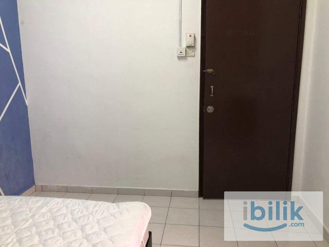 Queen Bedroom with A/C @ PJS 10 landed house near to Sunway Pyramid, Lagoon, Uni, Monash, Taylor Lakeside, Subang, SS15