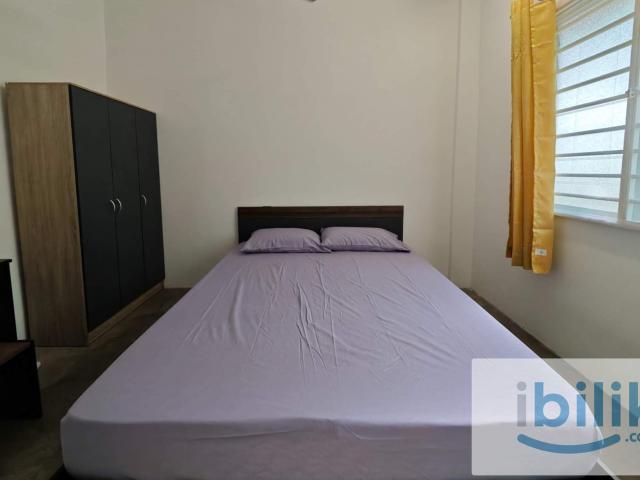 Queen bedroom