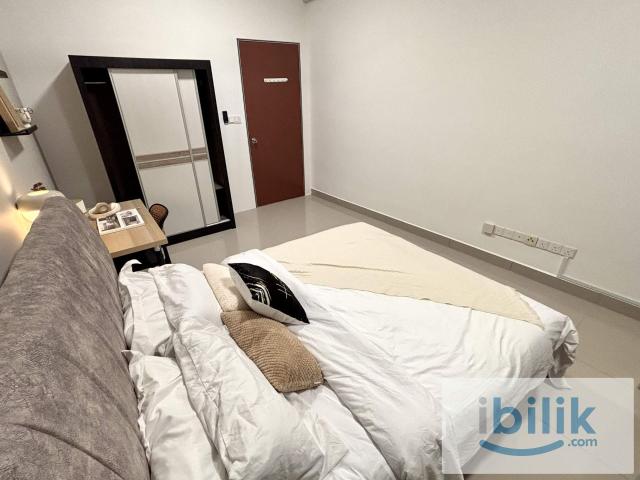 QUEEN ROOM FOR MIX GENDER HOUSE IN MERCU JALIL RM800 ONLY NEAR TO LRT SRI PETALING