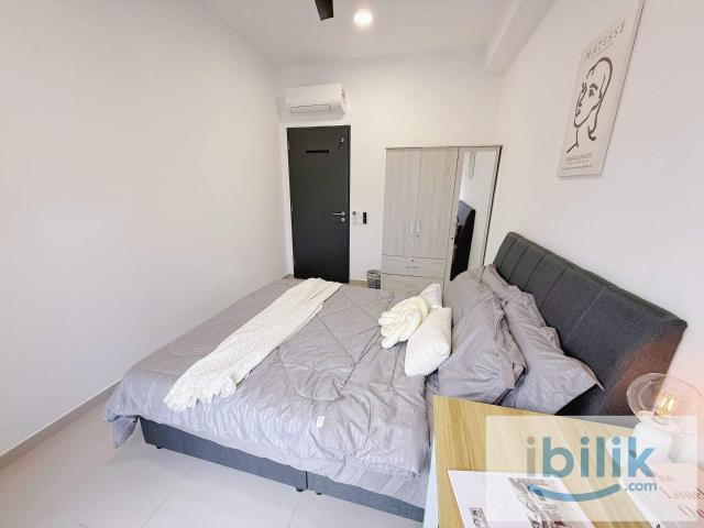 QUEEN ROOM IN DQUINCE RESIDENCE NEAR TO IKEA & THE CURVE