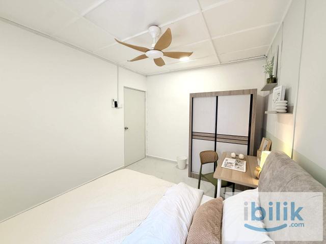 Queen room in for mix gender house in ss17 subang walking distance to lrt ss17