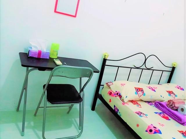 Queen size bedroom at chinatown: 89W