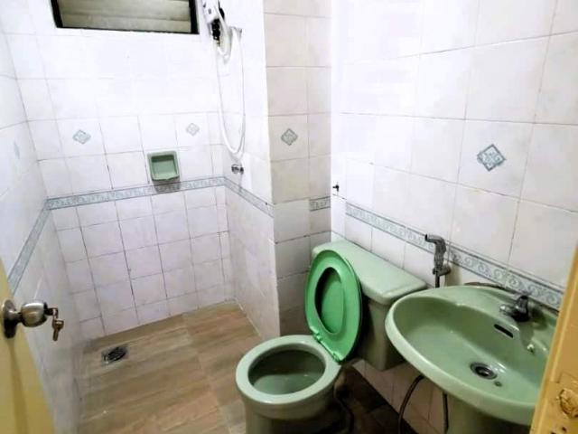 Queen Size BIG Medium AC room, Female only, 8mins to Publika Duta Ria