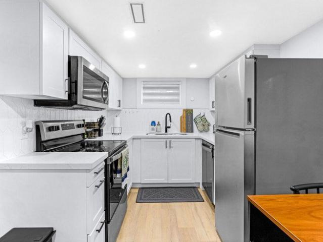 Queensdale Avenue East