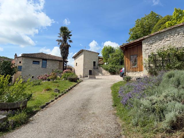 Quercynoise authentique rénovée dans un hameau calme et verdoyant
