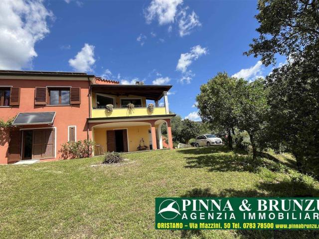 Questa fantastica proprietà con casa è situata su un leggero. 132m² Torpè