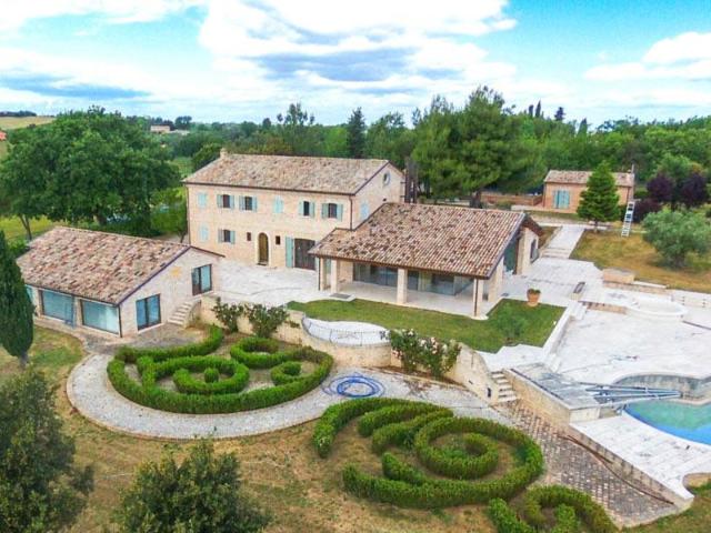 Questa maestosa villa nelle Marche centrali, un tempo casa c. 795m² Monte San Vito
