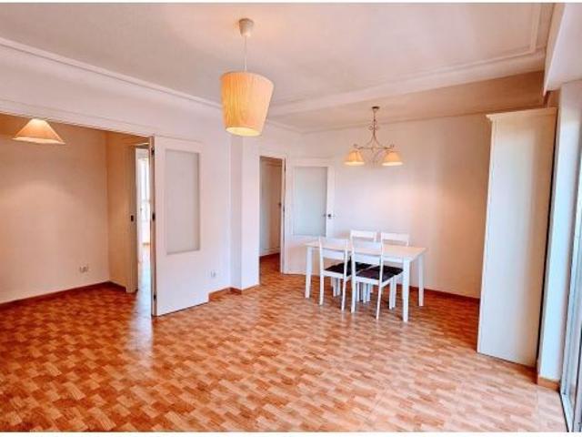 Quiero un piso amplio, cómodo, con luz, terraza y cerca de todo, para vivir bien de verdad