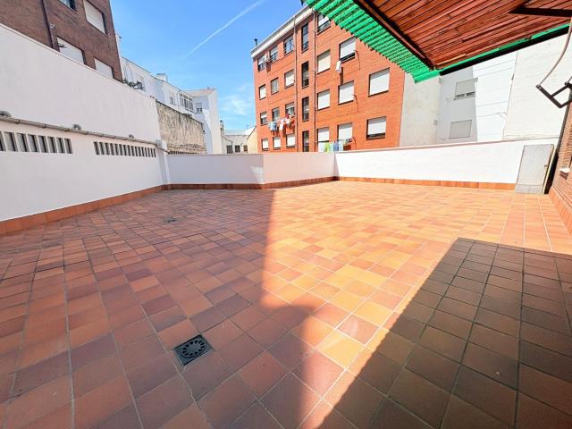 ¿ quieres vivir en zona alta en un piso con gran terraza?